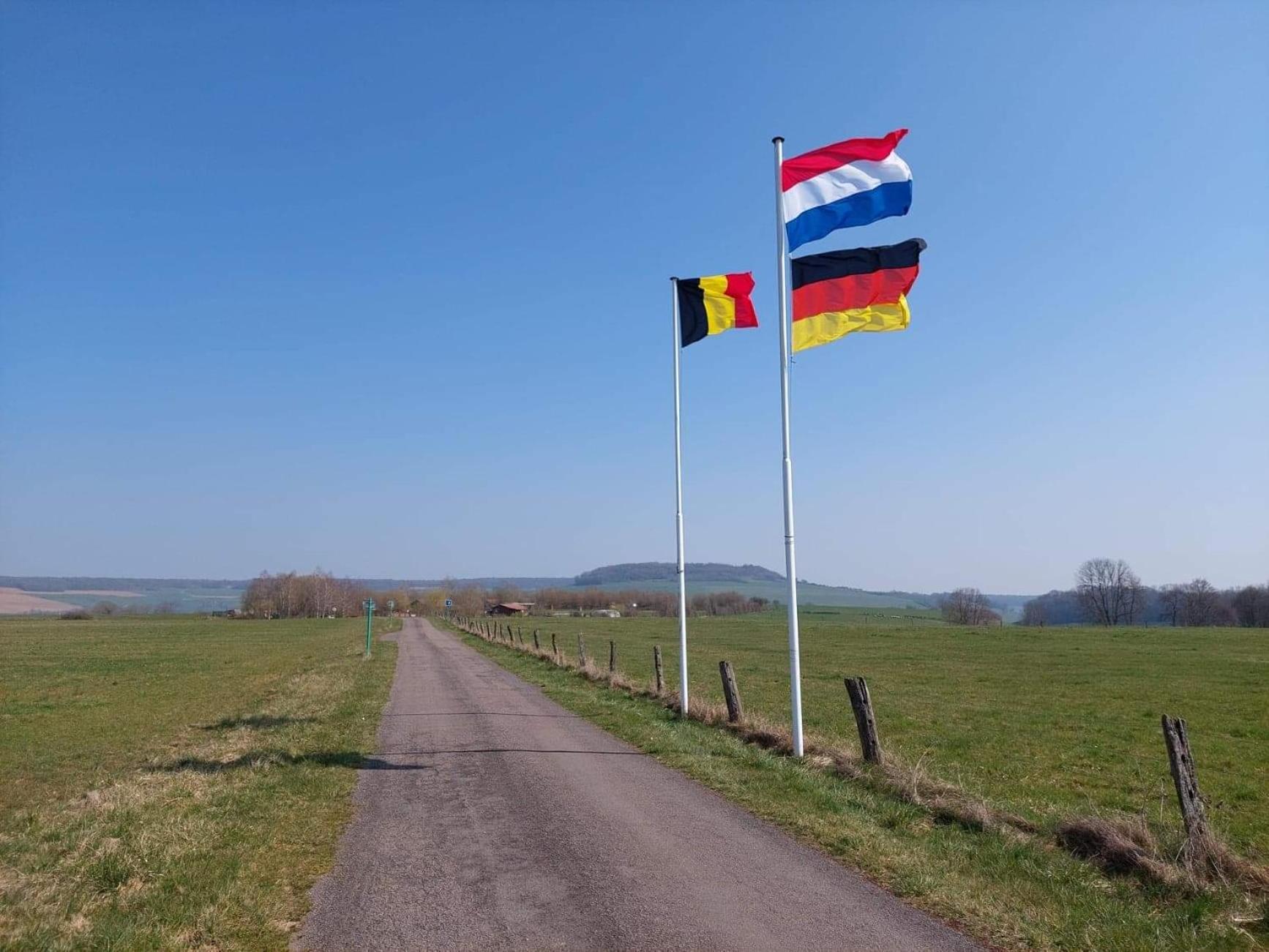 Camping Les Hirondelles Bourg-Sainte-Marie Esterno foto