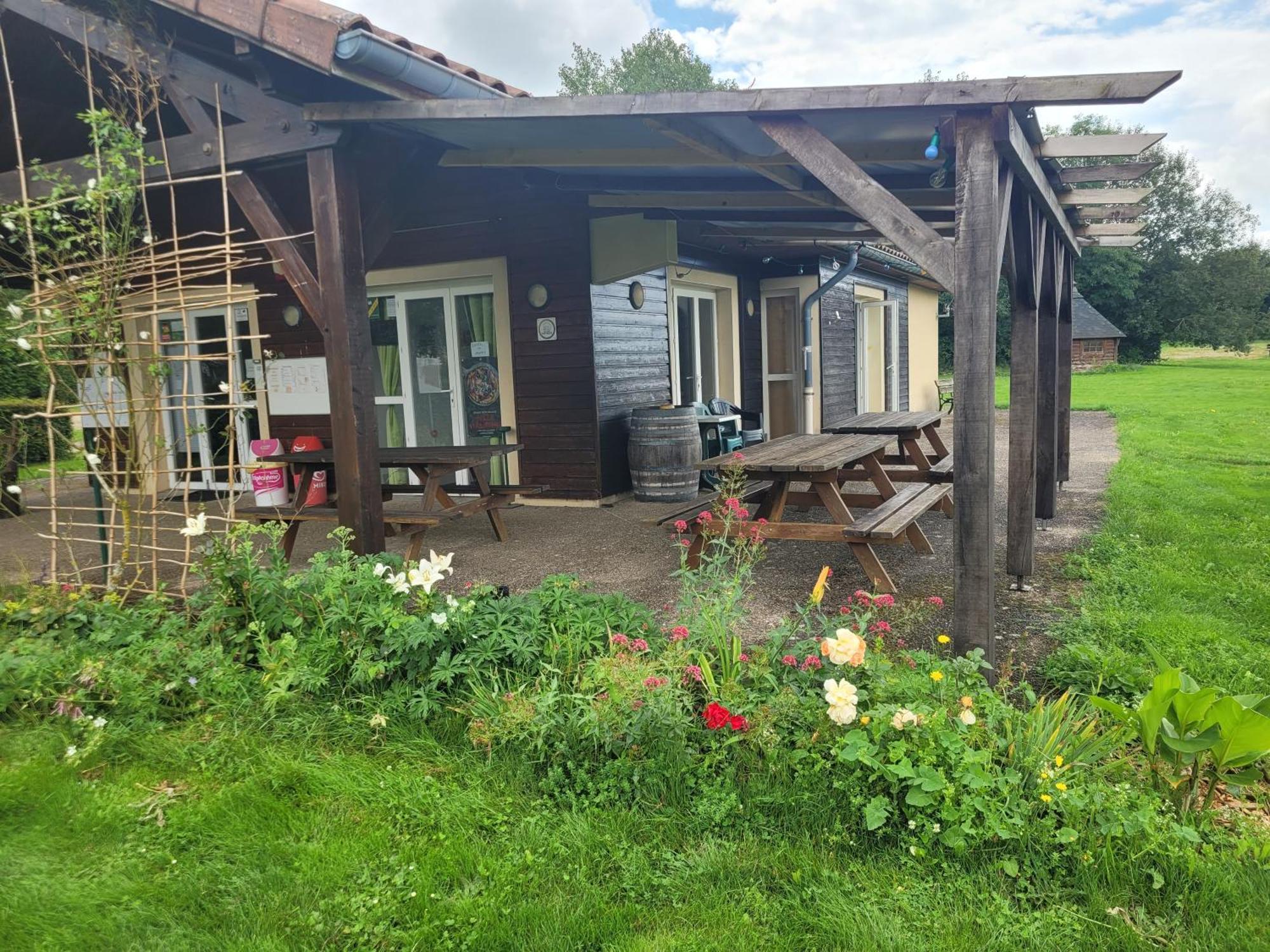 Camping Les Hirondelles Bourg-Sainte-Marie Esterno foto
